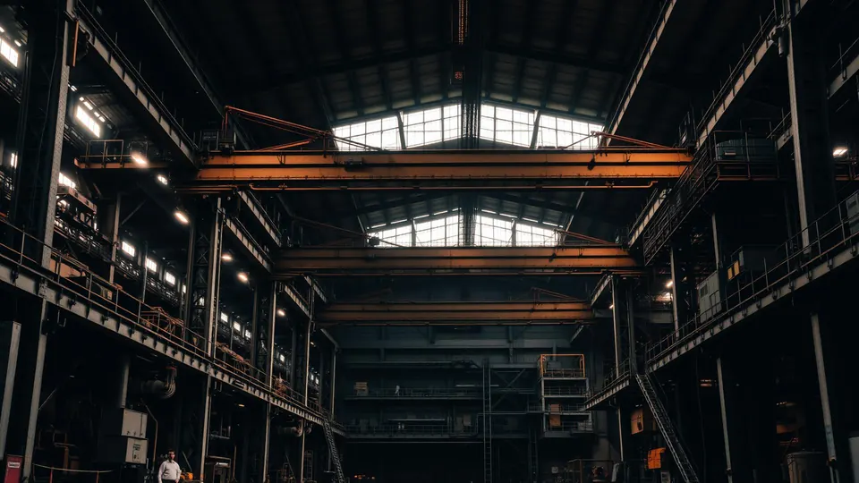 Ambiente industrial de galvanização onde operam fornos para zincagem a fogo