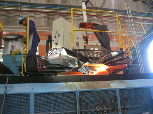 Detalhe técnico de sistema de dosagem de inoculante instalado sobre linha de vazamento de ferro fundido
